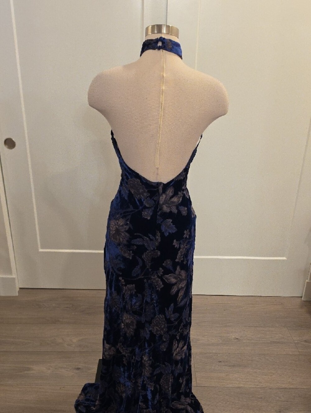Lulu’s Navy Floral Velvet high neck Halter maxi Dress w/slit and open back SizeM - Picture 7 of 11